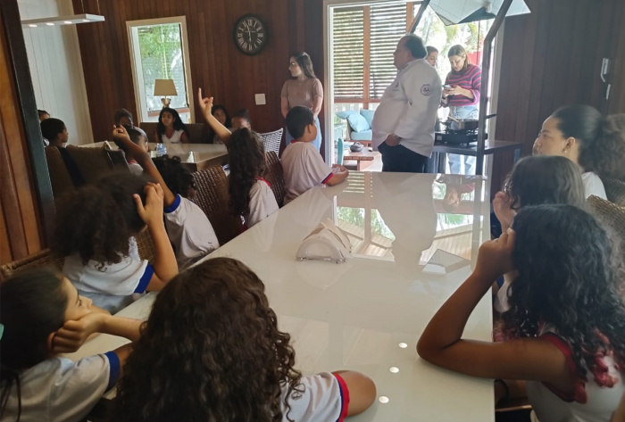 Crianças da Emef TI Paulo Freire fazem perguntas ao chef Juarez Campos