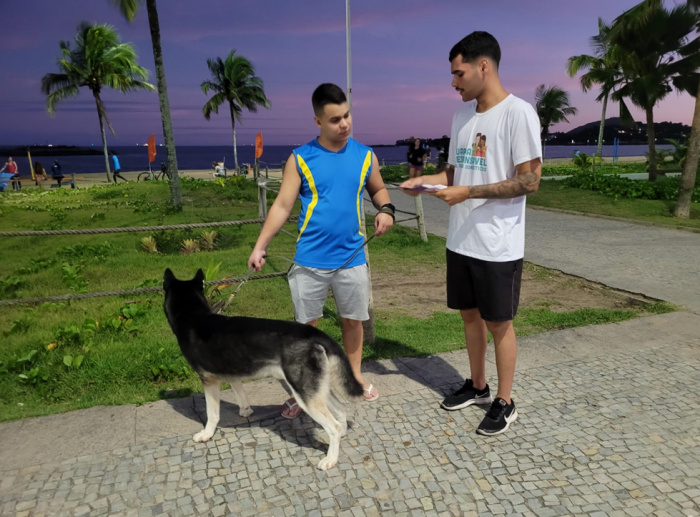Abordagem educativa a tutor de cão