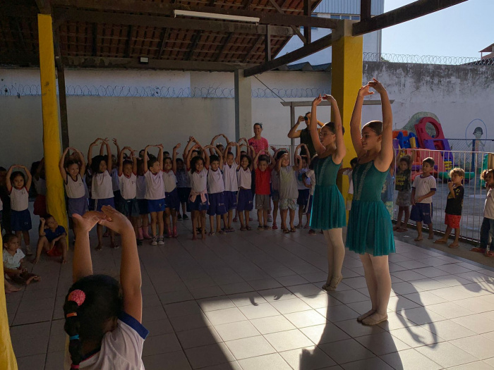 Apresentação de ballet encanta e diverte crianças de Cmei no bairro Consolação