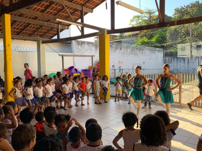Apresentação de ballet encanta e diverte crianças de Cmei no bairro Consolação