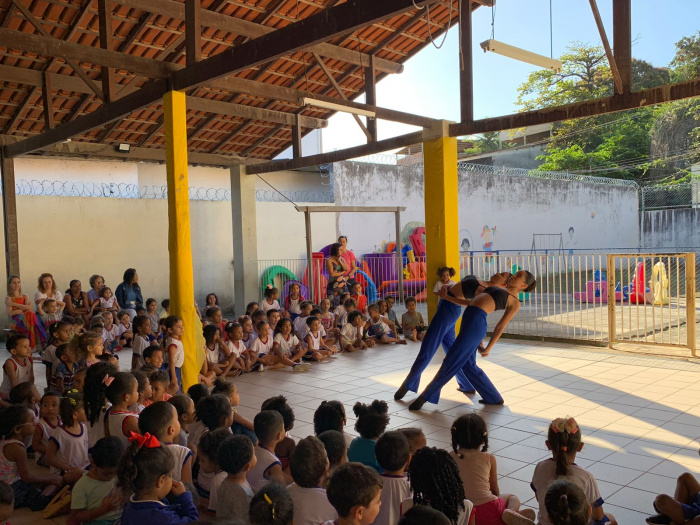 Apresentação de ballet encanta e diverte crianças de Cmei no bairro Consolação