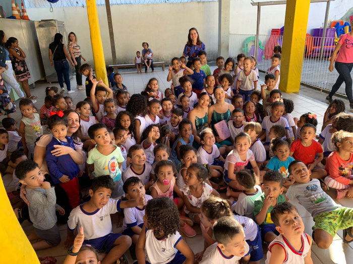 Apresentação de ballet encanta e diverte crianças de Cmei no bairro Consolação