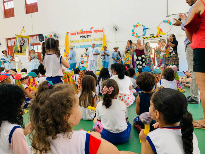 Cortejo de congo encanta crianças e famílias no Cmei Ernestina Pessoa