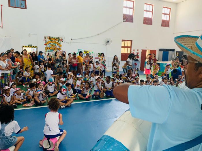Cortejo de congo encanta crianças e famílias no Cmei Ernestina Pessoa