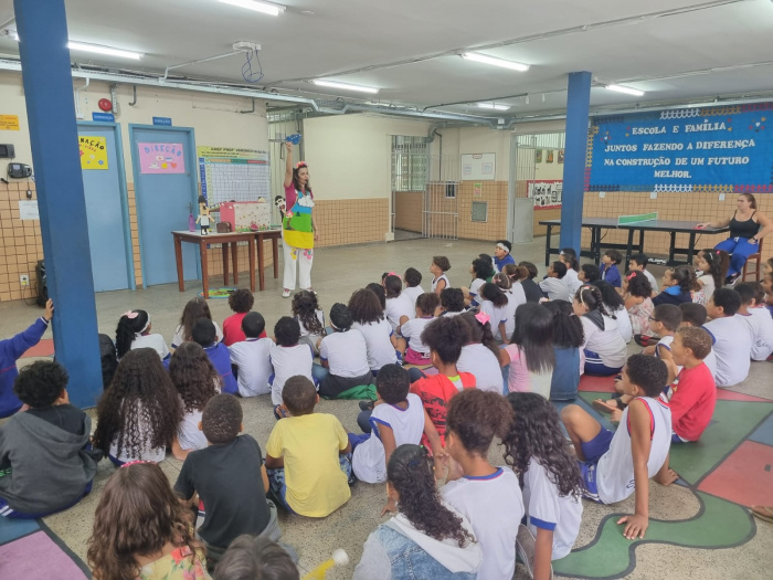 Contação de histórias lúdica sensibiliza estudantes sobre inclusão e respeito