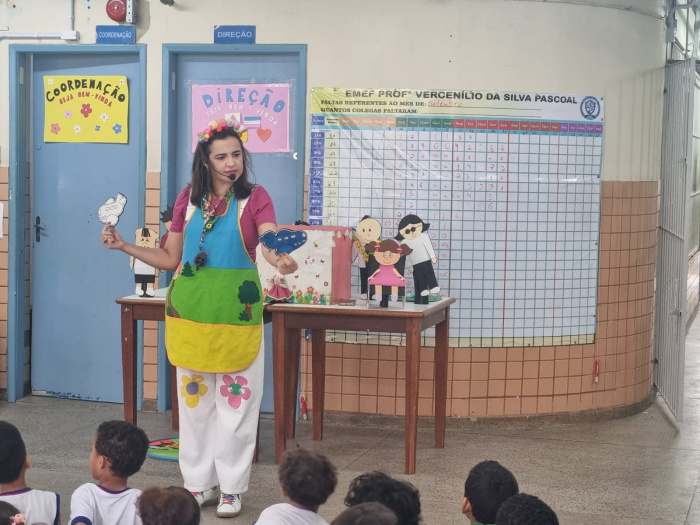 Contação de histórias lúdica sensibiliza estudantes sobre inclusão e respeito