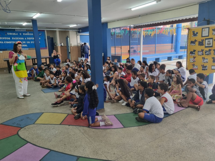 Contação de histórias lúdica sensibiliza estudantes sobre inclusão e respeito
