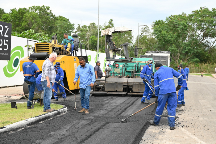Visita as obras de recapeamento do asfalto de Jardim Camburi