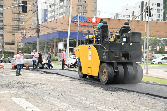 Visita as obras de recapeamento do asfalto de Jardim Camburi