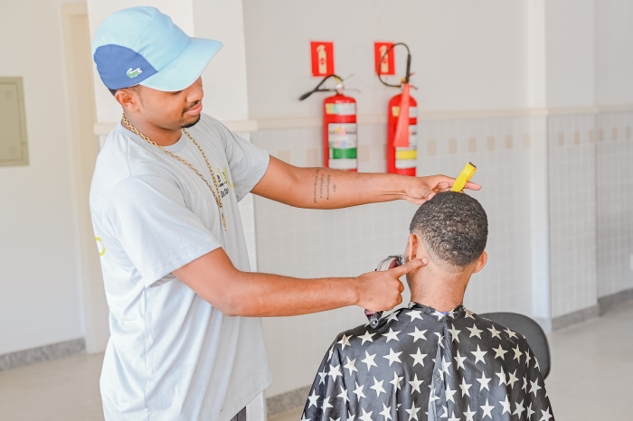 Oficina de Barbearia da Juventude no CEU Grande São Pedro