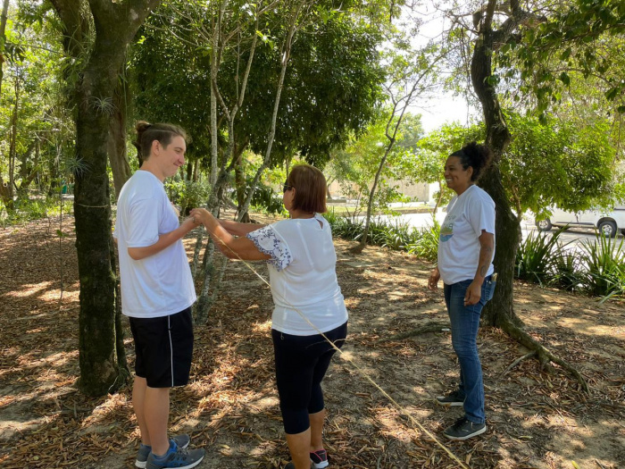 Idosos fazem trilha educativa e aprendem sobre ecossistema marinho e restinga
