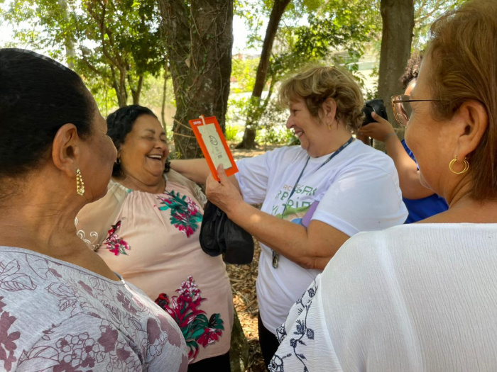Idosos fazem trilha educativa e aprendem sobre ecossistema marinho e restinga