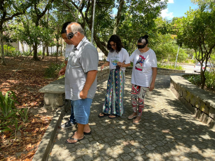 Idosos fazem trilha educativa e aprendem sobre ecossistema marinho e restinga