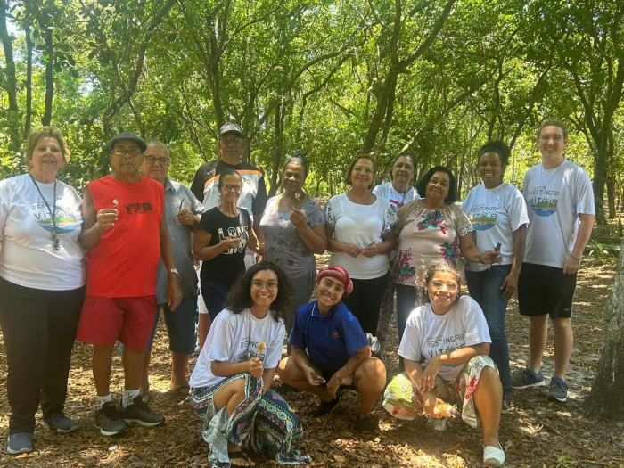 Idosos fazem trilha educativa e aprendem sobre ecossistema marinho e restinga