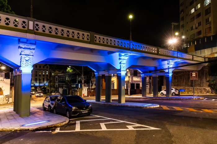 Viaduto Caramuru com iluminação do Novembro Azul.