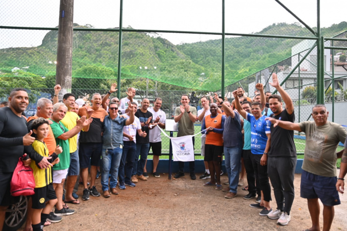 Entrega do campo de grama sintética todo reformado