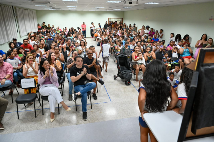 Entrega dos calçados para os estudantes da Emef Paulo Freire