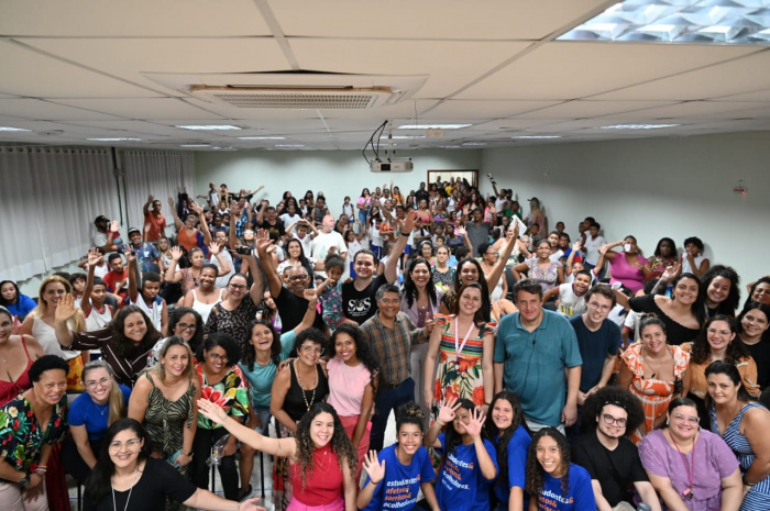 Entrega dos calçados para os estudantes da Emef Paulo Freire