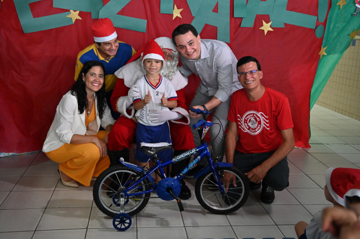 Entrega de brinquedos com Papai Noel dos Correios na EMEF Denizart Santos