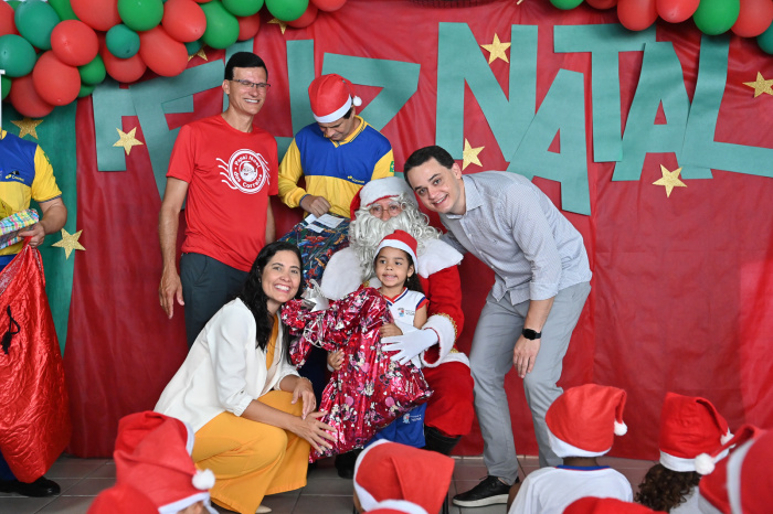 Entrega de brinquedos com Papai Noel dos Correios na EMEF Denizart Santos