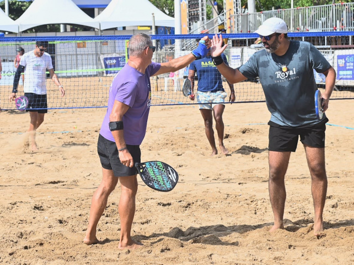 Partida de beach tennis na Arena de Verão em Camburi