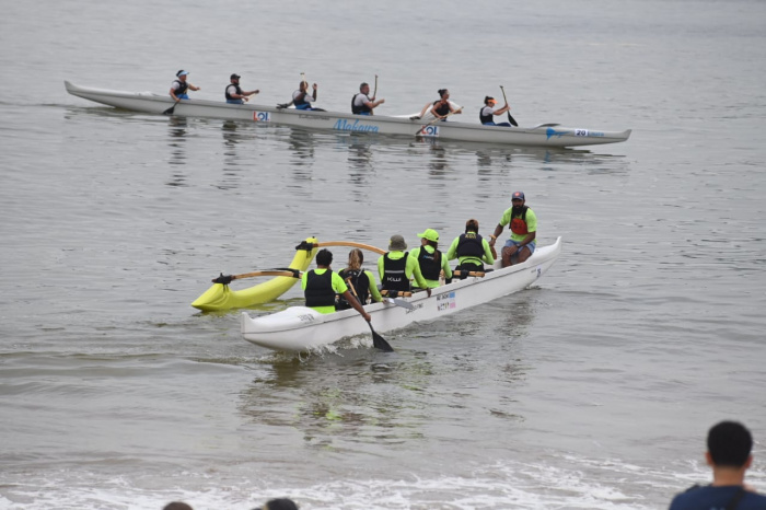 Canoa havaiana na arena de verão