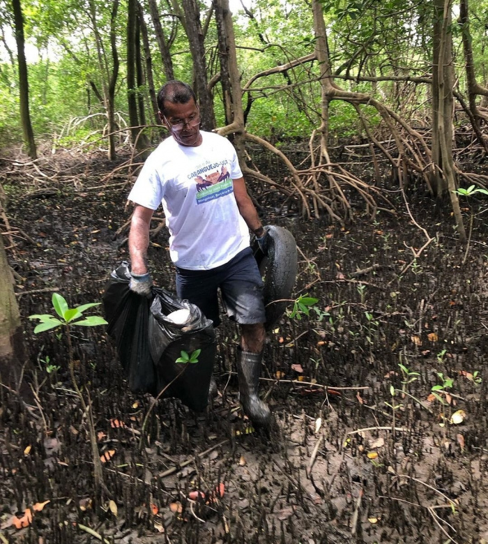 Ação de limpeza retira 2 toneladas de resíduos no manguezal de São de São Pedro