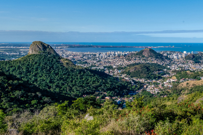 Pedra dos Dois Olhos visto à partir do Mirante da Cidade no Parque Fonte Grande