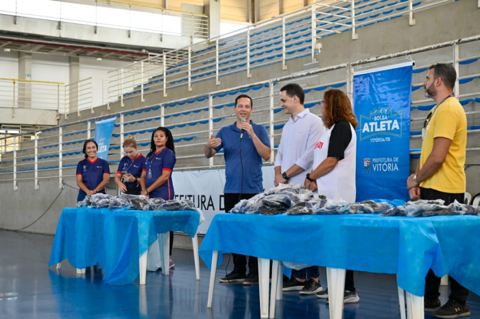 Entrega de Uniforme de Ginástica do Projeto Pé de Moleque.