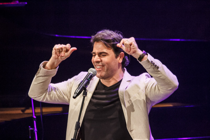 Claudio Lins, que desembarca na capital celebra seus 40 anos de palco no "Domingo com Filho".