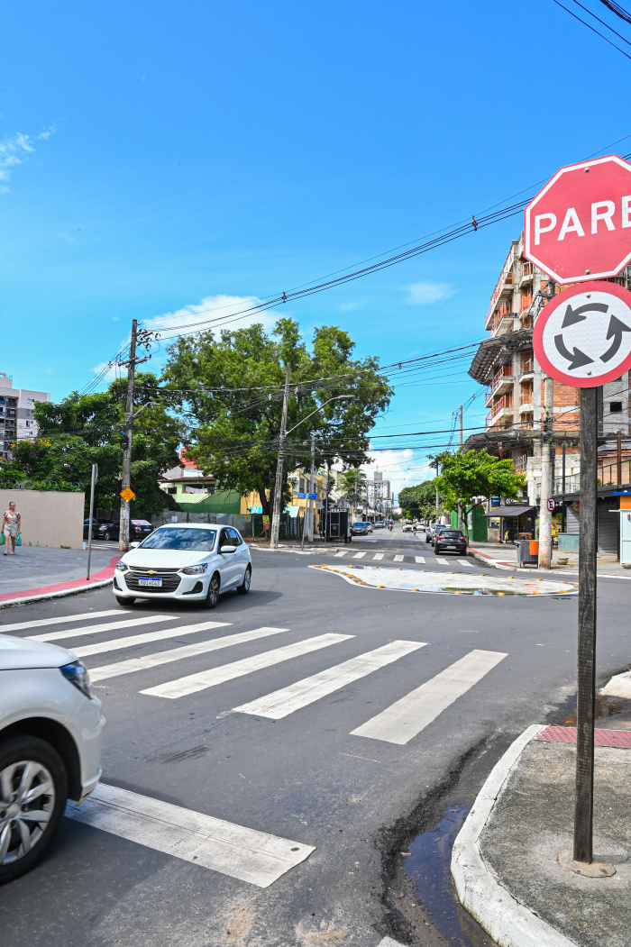 ruas asfaltadas em torno da Praça Nilze Mendes
