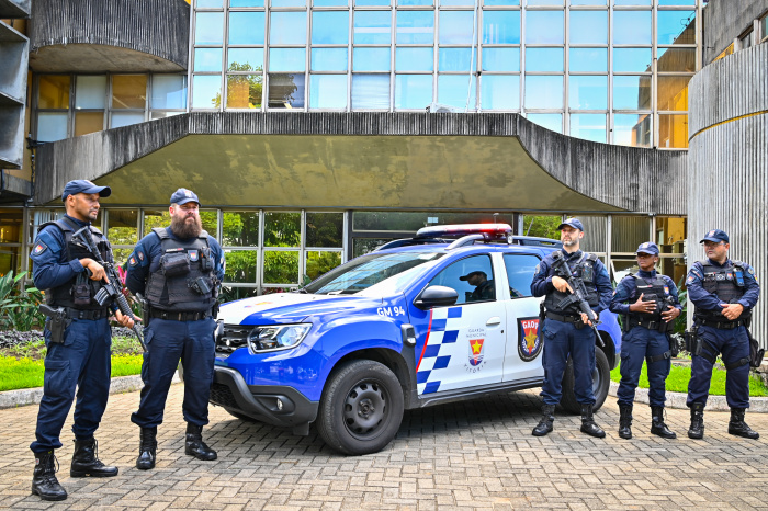 Viatura da guarda municipal em frente à fachada da PMV