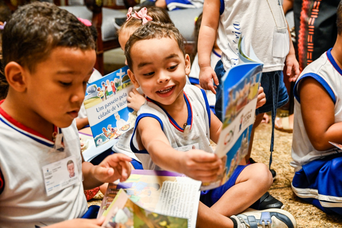 Visita alunos no dia Nacional da Literatura Infantil