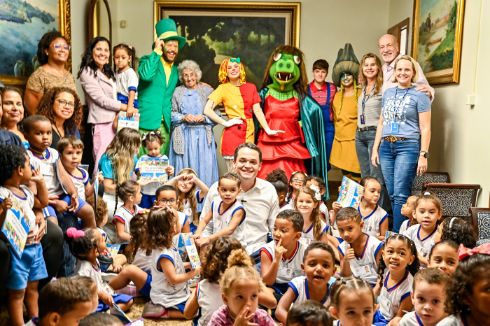 Visita alunos no dia Nacional da Literatura Infantil