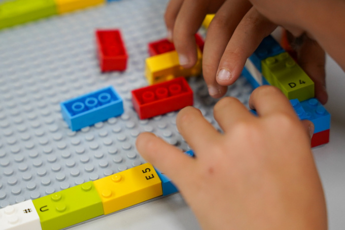 Inovação na educação: Lego Braille Bricks chega às escolas de Vitória