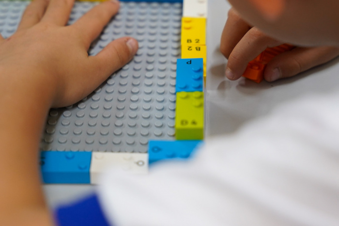 Inovação na educação: Lego Braille Bricks chega às escolas de Vitória