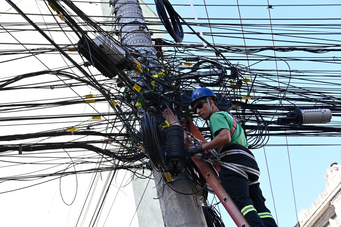 Retirada dos Cabeamentos inutilizados dos postes no Centro de Vitória