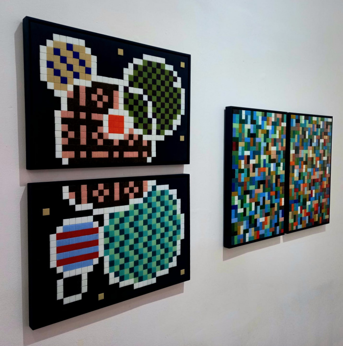A mostra é composta por 24 obras de linguagens múltiplas como mosaico, instalação e performance.
