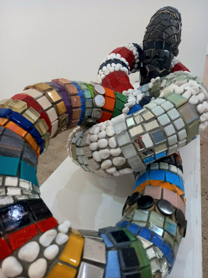 Na exposição o público encontrará mosaicos contemporâneos e obras que assumem vários formatos.