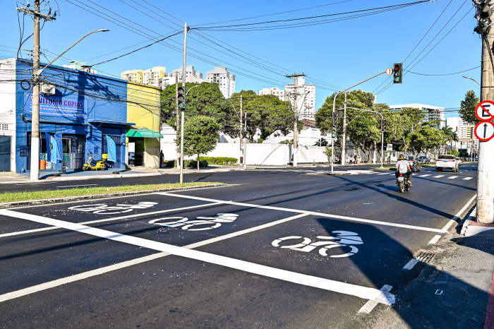 Faixa de espera exclusiva de motos no sinal de trânsito na Reta da Penha