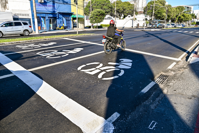 Faixa de espera exclusiva de motos no sinal de trânsito na Reta da Penha