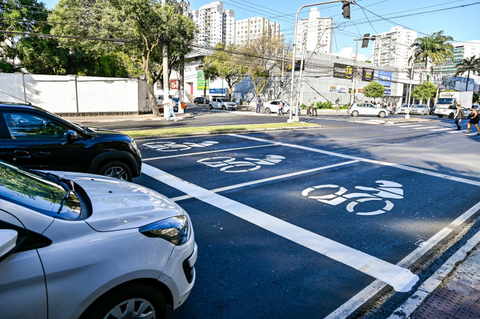 Faixa de espera exclusiva de motos no sinal de trânsito na Reta da Penha