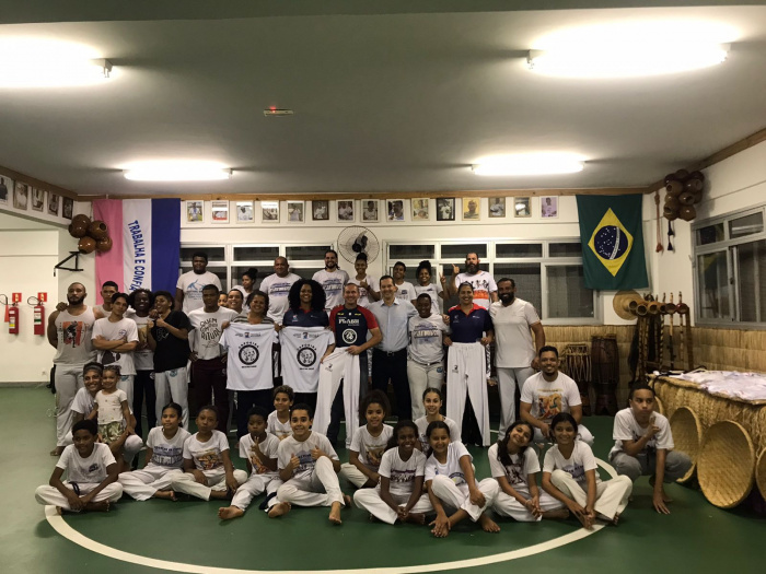 Entrega dos matérias de capoeira em São Pedro