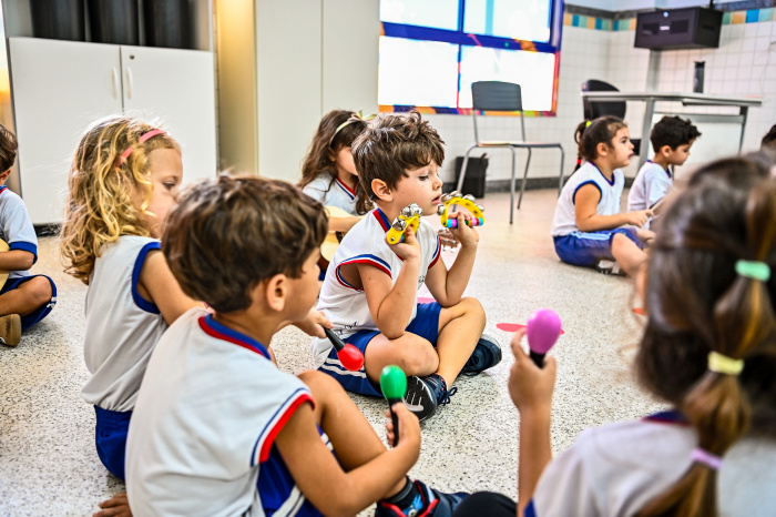 Alunos em aula musica CMEI Rubens José Vervloet