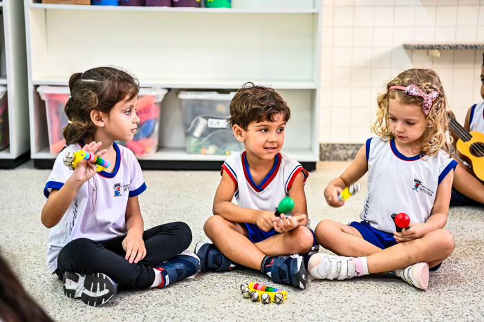 Alunos em aula musica CMEI Rubens José Vervloet