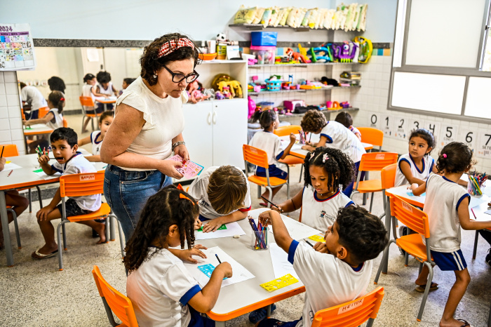 Alunos em aula de pintura CMEI Rubens José Vervloet