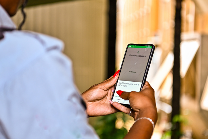 Pessoa interagindo com celular