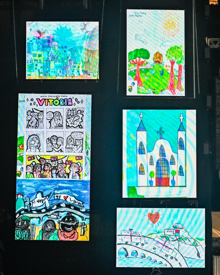 Desenhos do "Meu Presente para Vitória" no palco da festa.