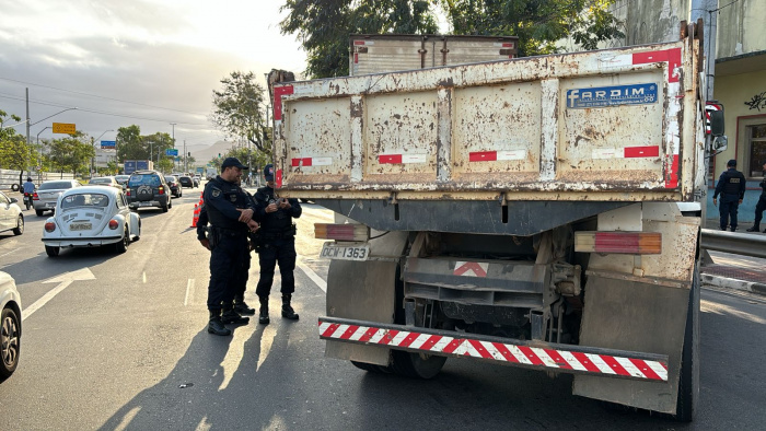 Semana Trânsito: caminhão recebe seis notificações e é guinchado em Vitória
