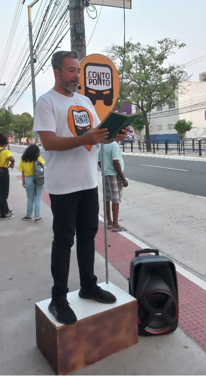 As performances artísticas “invadem” os pontos de ônibus com contos de Rubem Braga.